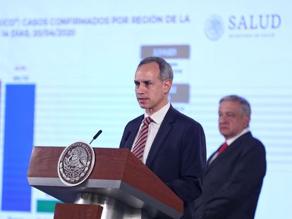 El subsecretario de Salud, Hugo López-Gatell, junto al presidente de México, Andrés Manuel López Obrador, en una conferencia de abril de 2020.