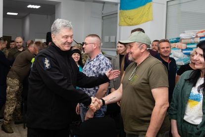 Petro Poroshenko saludaba este viernes en Dnipró a miembros del partido ucranio Solidaridad Europea.