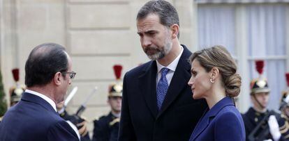 El presidente frances Francois Hollande recibe a los reyes Felipe VI y his  Letizia en el Palacio del El&iacute;seo 