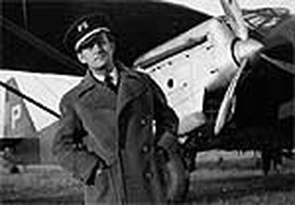 André Malraux, ataviado con el uniforme de teniente coronel de la aviación republicana española.