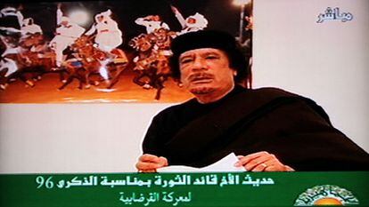 Imagen televisiva del dictador libio en la noche del viernes.