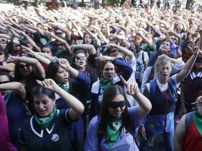Dones amb els ulls tancats o coberts interpreten 'Un violador en tu camino' aquest dijous a Santiago (Xile). En vídeo, la cançó interpretada per dones de tot el món.