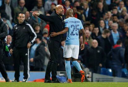 Guardiola discute con el árbitro y Fernandinho lo calma.