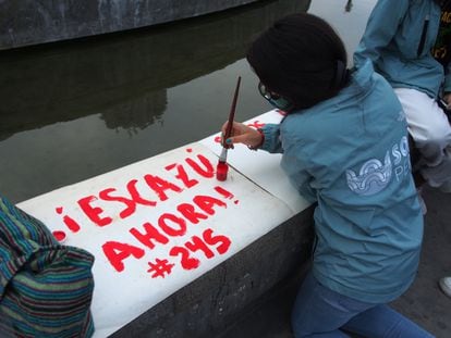Una joven escribe la frase "Escazú ahora", durante una protesta frente al Palacio de Justicia de Perú, en Lima.