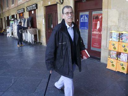 Julen Madariaga, en la parte vieja donostiarra antes de presentar su libro, en 2014.