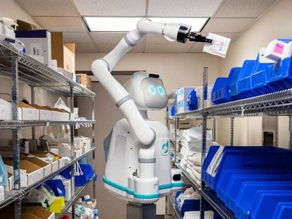 Moxi recogiendo suministros del almacén del hospital. Uno de los datos quue inspiró a Andrea THomaz a crear este robot enfermero fue el número de horas que el personal de enfermería dedicaba a hacer recados en el hospital. |