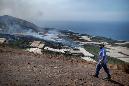 Antonio Ángel Brito contempla la nueva colada de lava llegando ayer a su finca de plataneras en La Laguna.