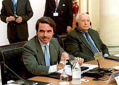 El presidente del Gobierno, José María Aznar, junto al ex dirigente soviético Mijaíl Gorbachov.