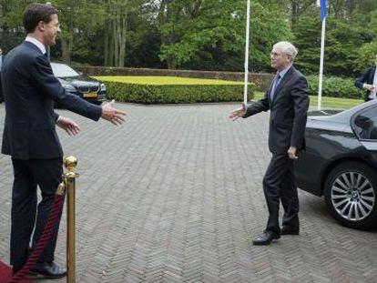 Mark Rutte (L) da la bienvenida a Herman Van Rompuy el pasado jueves en La Haya. 