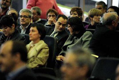 Los ex consejeros vascos Javier Balza y Ana Aguirre conversan durante la asamblea general de ayer de Caja Vital.