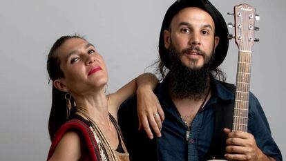 Vicky Cornejo y Jero Cassagne, cantante y guitarra del grupo 'La fanfarria del Capitán'. En vídeo: entrevista a 'La fanfarria del capitán'.