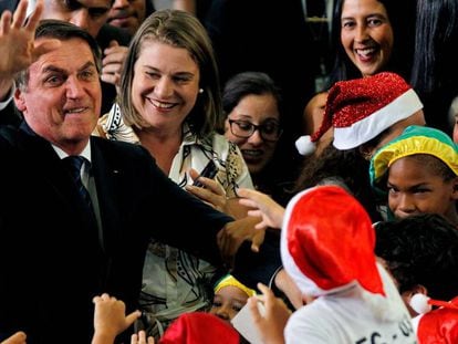 Bolsonaro, con estudientes disfrazados de Papa Noel en Brasilia, el 19 de diciembre.