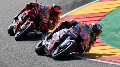 Bastianini conduce por delante de Bagnaia durante el Gran Premio de Aragón este domingo.