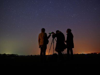 Observación del cielo estrellado con un telescopio.