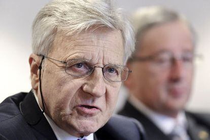 Trichet, con Juncker al fondo, durante la rueda de prensa ayer en Bruselas.