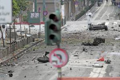 Artificieros recogen pruebas en el lugar donde hoy se ha producido la explosión de un coche bomba en el centro de Atenas (Grecia).