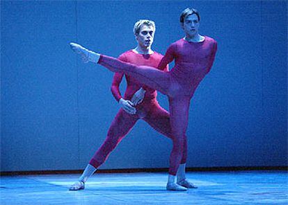 Matteo Levaggi y Razvan Marius Dumitru en <i>Slippery-Friction-Skipped and Stretch.</i><i></i>