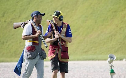 Nasser Al-Attiyah y Valentino Rossi, en el campo de tiro junto al circuito de Losail.