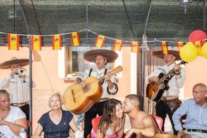 Los mariachis actuando durante un cumpleaños.
