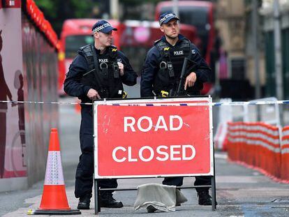 Policías armados vigilan una calle cerrada cerca de Borough Market, en Londres.