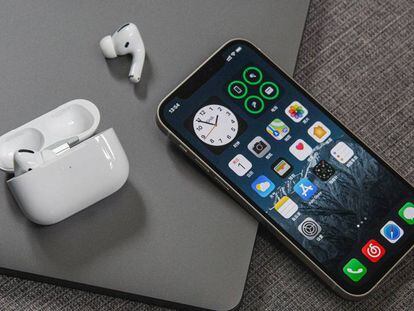 Esta nueva patente de Apple deja entrever que los próximos iPhone podrían cargar los AirPods