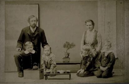 Charles Howerd Hinton, con su familia en Japón en 1890.