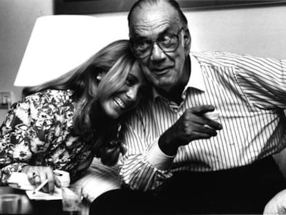 Camilo José Cela y su esposa, Marina Castaño, celebran la noticia del Premio Nobel en su casa de Guadalajara, el 19 de octubre de 1989. ULY MARTÍN