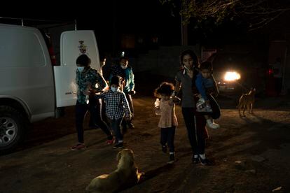 Familias migrantes esperan para ser aceptados en el albergue Pan y vida de Ciudad Juárez. 