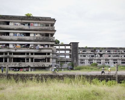 El 25 de junio de 1975, después de que la colonia obtuviera la independencia de Portugal, el Gran Hotel se convirtió en el cuartel general del partido filorruso en el poder, el Frelimo, que aprovechó la descomunal planta baja para reuniones y fiestas, y los sótanos para encarcelar a los opositores.