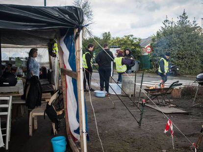 'Chalecos amarillos' en la rotonda de la localidad de Ploërmel, en Bretaña.