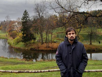 Arnau Barios, davant d'un paisatge de Sant Petersburg, on viu, de regust ben puixkinià.