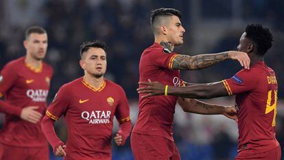 Jugadores de AS Roma celebran un gol en un reciente partido en el Estadio Olímpico de Roma. 