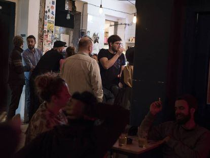 J&oacute;venes serbios en el U-Turn, un bar abierto en el interior de una antigua f&aacute;brica de cerveza de Belgrado
