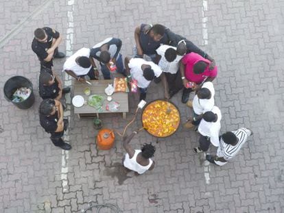 Un grupo de inmigrantes, junto a tres polic&iacute;as, ayer en la comisar&iacute;a de La L&iacute;nea