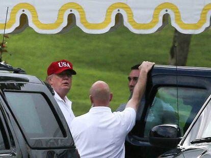 El presidente de EE UU, Donald Trump, este domingo en su mansi&oacute;n de Mar-a-Lago, en Florida.