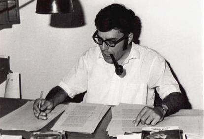 Francesc Vallverd&uacute;, en su despacho en Edicions 62, en 1972