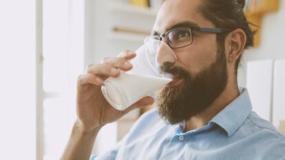 Ya en la edad adulta, el calcio de la leche mejora la masa ósea y su proteína ayuda a ralentizar la pérdida de masa muscular. Diversos estudios avalan los beneficios de consumir este lácteo, como la reducción del riesgo de sufrir hipertensión y diabetes.
