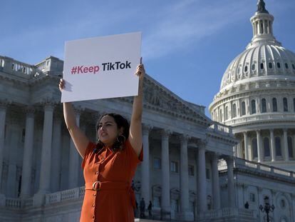 Una mujer se manifestaba el martes ante el Capitolio contra la ley que amenaza con el cierre de TikTok en Estados Unidos.