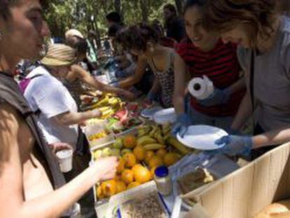 Indignados de Zaragoza reponen fuerzas antes de llegar a Sol.