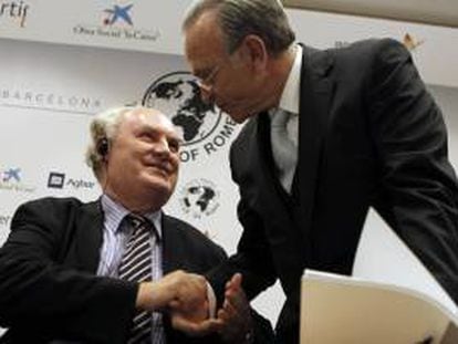 El presidente de La Caixa, Isidre Fainé (d), y el secretario general del Club de Roma, Ian Johnson (i), durante la presentación la primera sede en Barcelona de este lobby internacional de expertos.