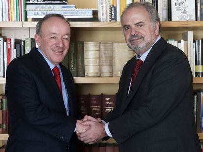 El presidente de honor del grupo PRISA, Ignacio Polanco, a la derecha, saluda al empresario mexicano Roberto Alc&aacute;ntara.