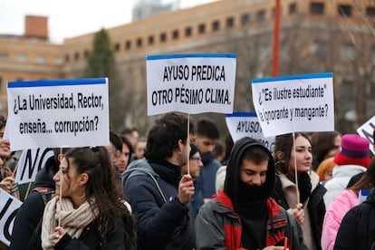 Protestas ante la facultad de Ciencias de la Información de Universidad Complutense, donde la presidenta de la Comunidad de Madrid, Isabel Díaz Ayuso, que cursó allí su carrera de periodismo, recibe este martes un reconocimiento como alumna ilustre.
