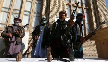 Antiguos militantes talibanes dejan sus armas en Herat, dentro del programa de amnist&iacute;a del Gobierno afgano. 