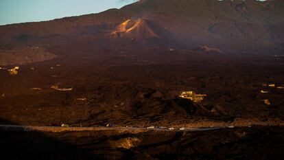 Carretera que cruza la colada de lava en la isla de La Palma. Al fondo, el volcán de Cumbre Vieja.