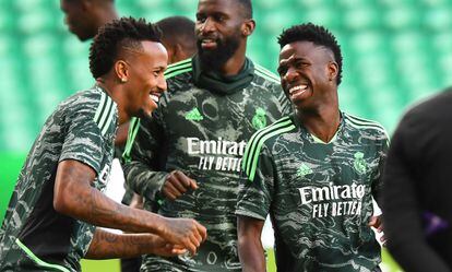 Militao, Rudiger y Vinicius sonríen durante el entrenamiento previo al Celtic - Real Madrid, ayer lunes en Glasgow