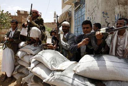 Leales al líder opositor Sadeq al Ahmar montan guardia cerca de su domicilio en la capital yemení.