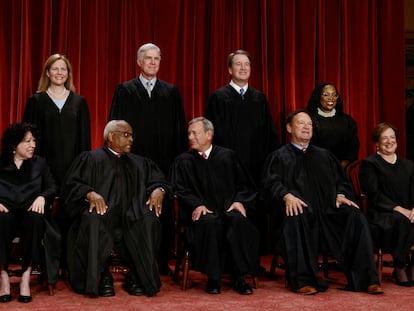 Los nueve miembros del Supremo, en la sesión de la foto oficial del pasado mes de octubre. De pie, Amy Coney Barrett, Neil Gorsuch, Brett Kavanaugh y Ketanji Brown Jackson. Sentados, Sonia Sotomayor, Clarence Thomas, el presidente John Roberts, Samuel Alito y Elena Kagan.