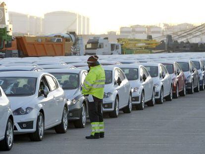 Un operari controla l'embarcament, aquest dimecres al matí al port de Barcelona, de cotxes de la marca Seat amb destinació a la Xina.