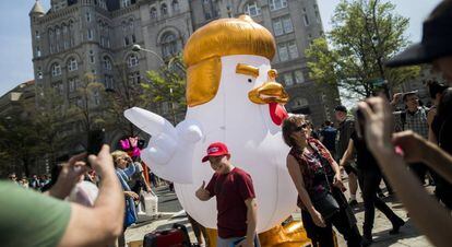 Escena de la protesta frente al Hotel Internacional Trump en Washington.