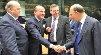El ministro Guindos, en el centro, con algunos de sus homólogos europeos.